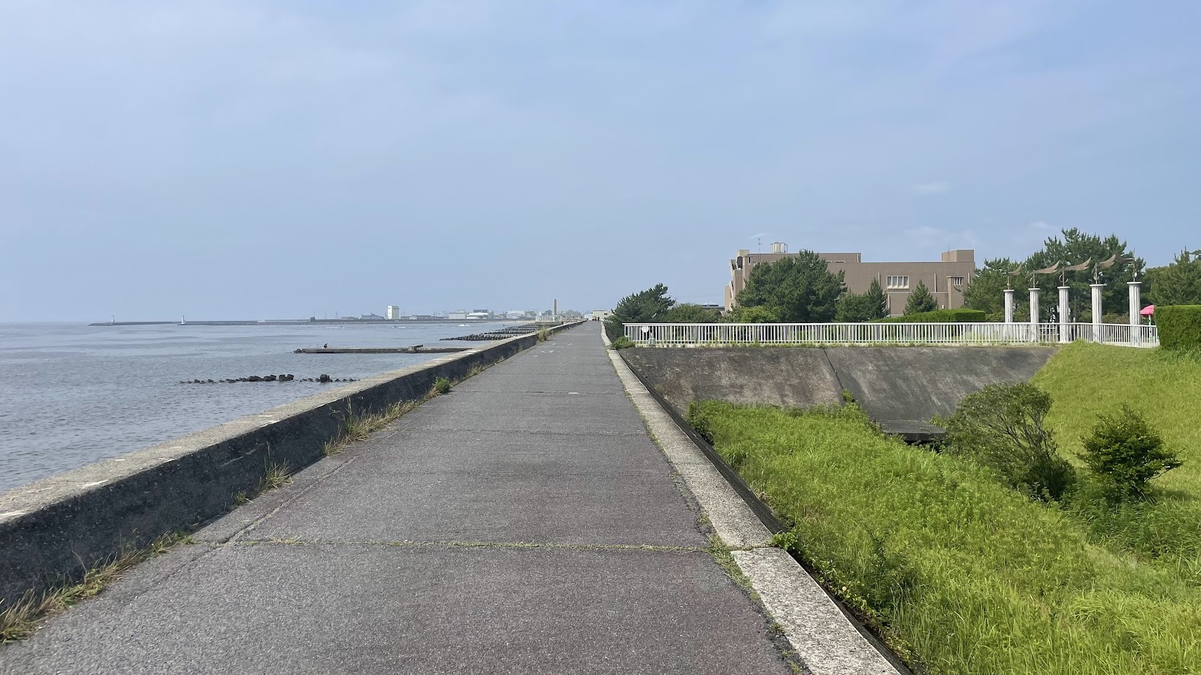 江島公園｜伊勢湾が眺望できる堤防の下に整備された公園