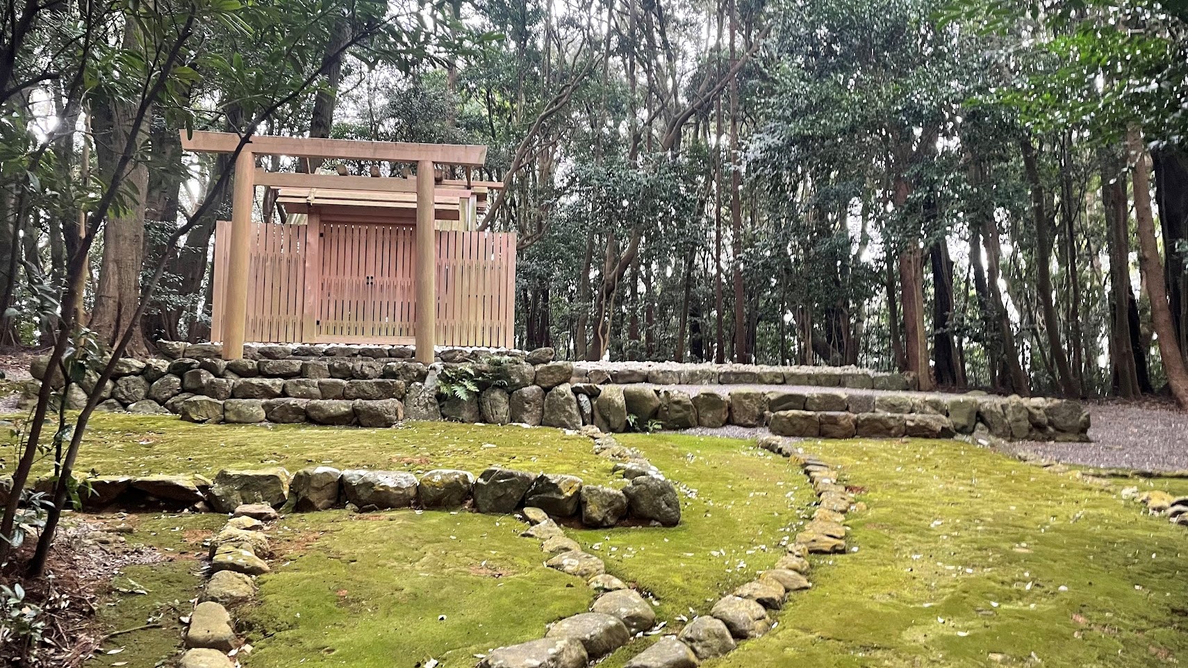 宇治山田神社・那自売神社｜社殿が石垣とコケに囲まれた神社