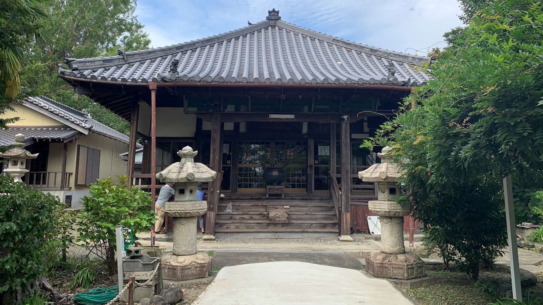 勧学寺｜桜の名所・走井山公園に隣接する矢田城跡に建つお寺