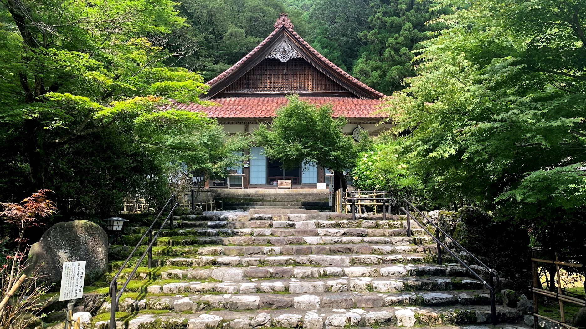 聖宝寺｜藤原期に造られた庭園や滝、紅葉など景観抜群のお寺