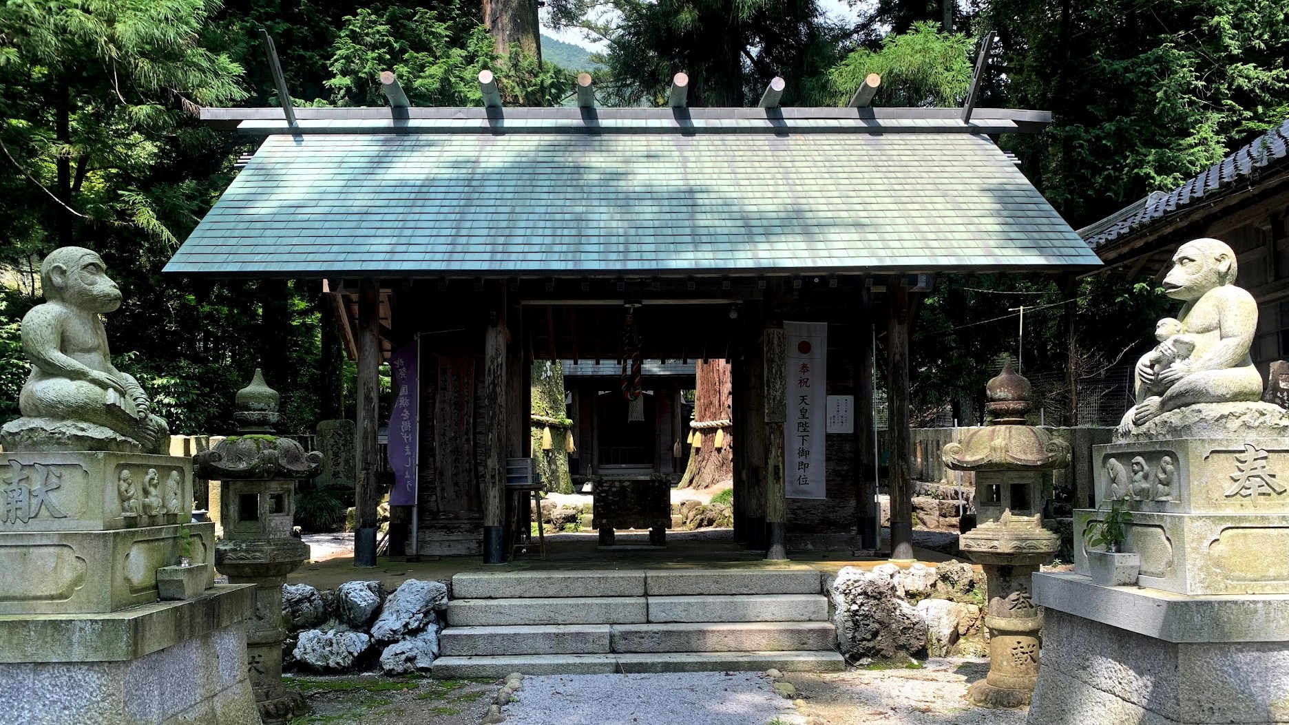 鳴谷神社｜狛犬ならぬ狛猿が参道で迎えてくれる神社