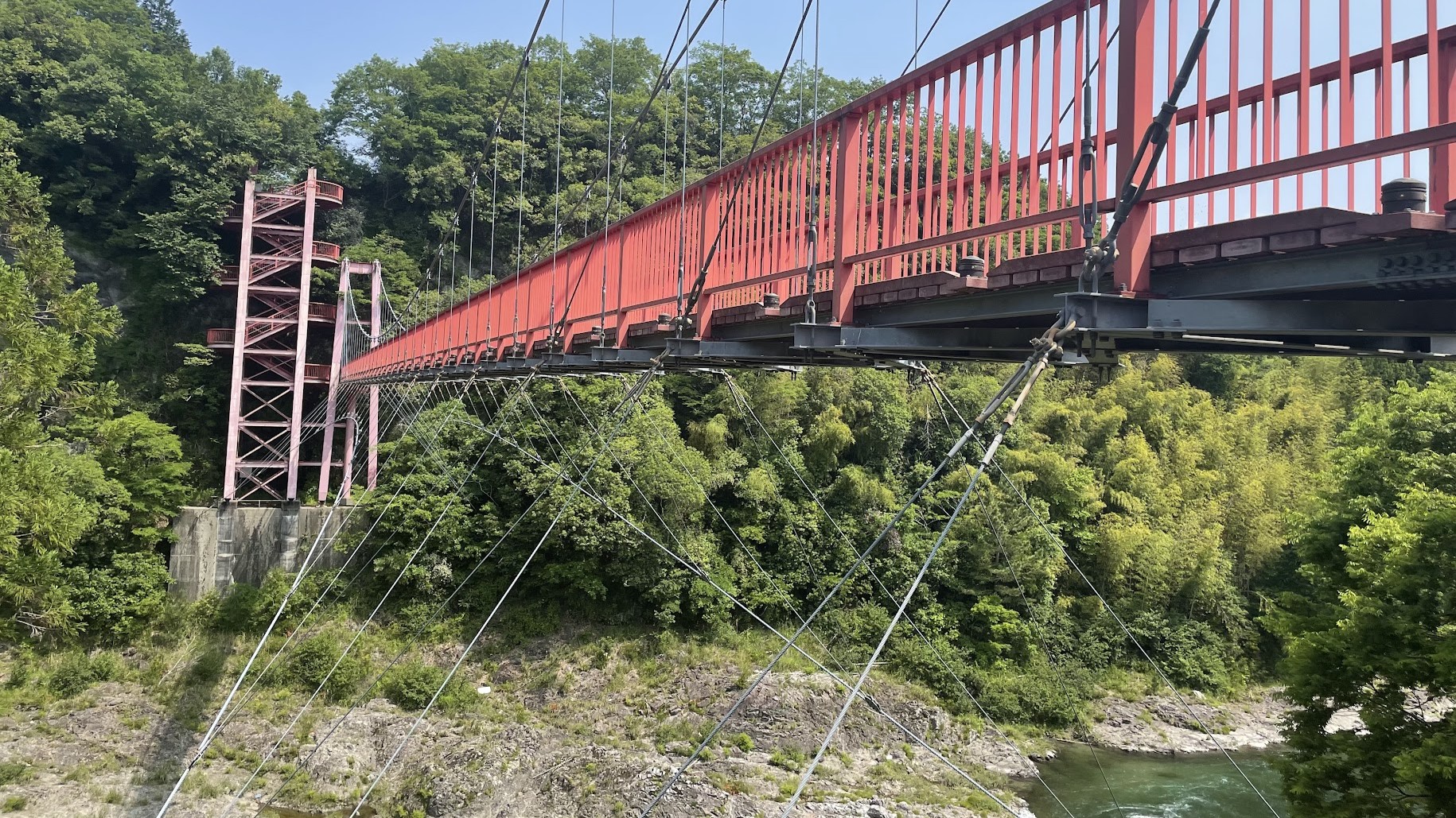 茶倉橋｜高低差39mの高さからの景観を楽しめる赤いつり橋