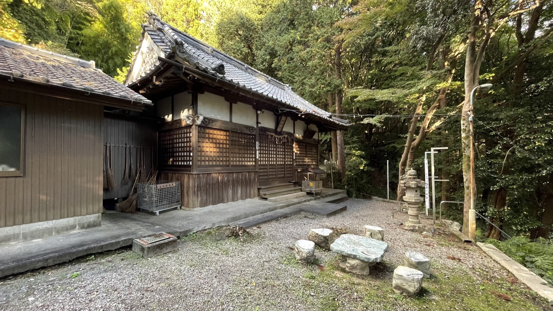 額田神社｜山のふもとの石段を上った先にある延喜式内社