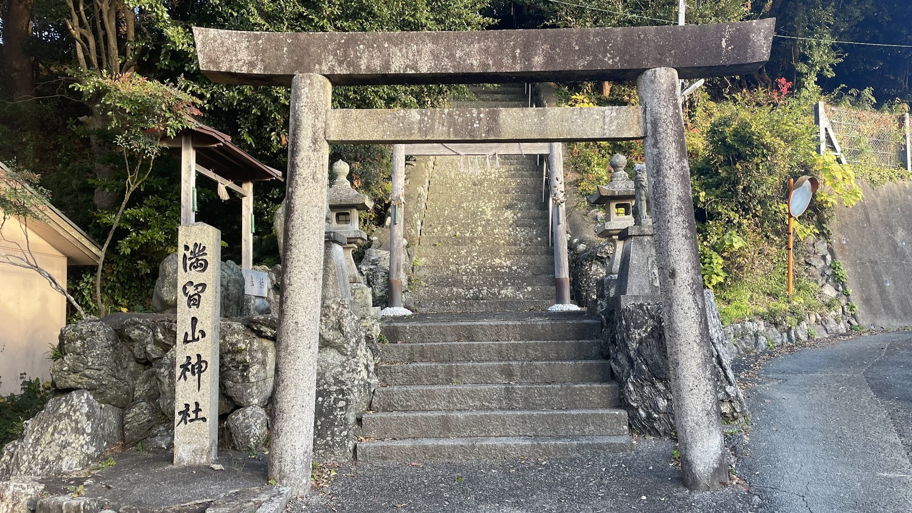 満留山神社｜天然の良港・安楽島町海岸沿いにある神社