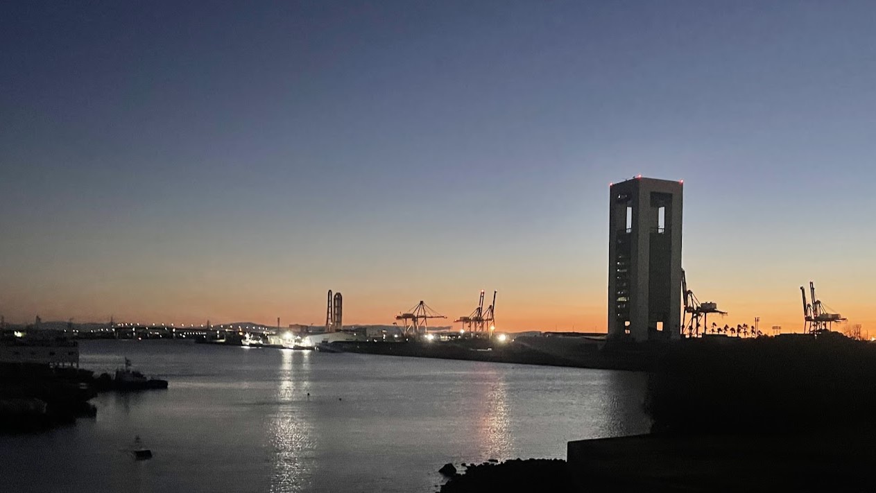 四日市港ポートビル｜展望台からの工場夜景が見事な三重県で一番高いビル