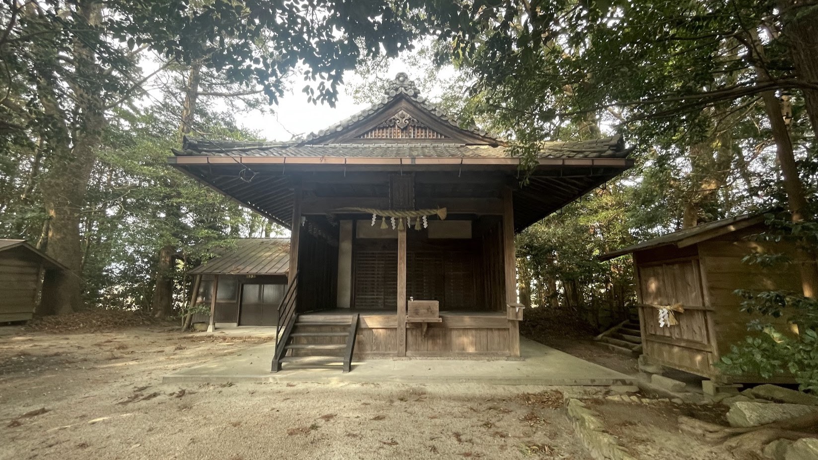 依名古神社｜かつては江ノ大明神と呼ばれた依名古神社の古社地